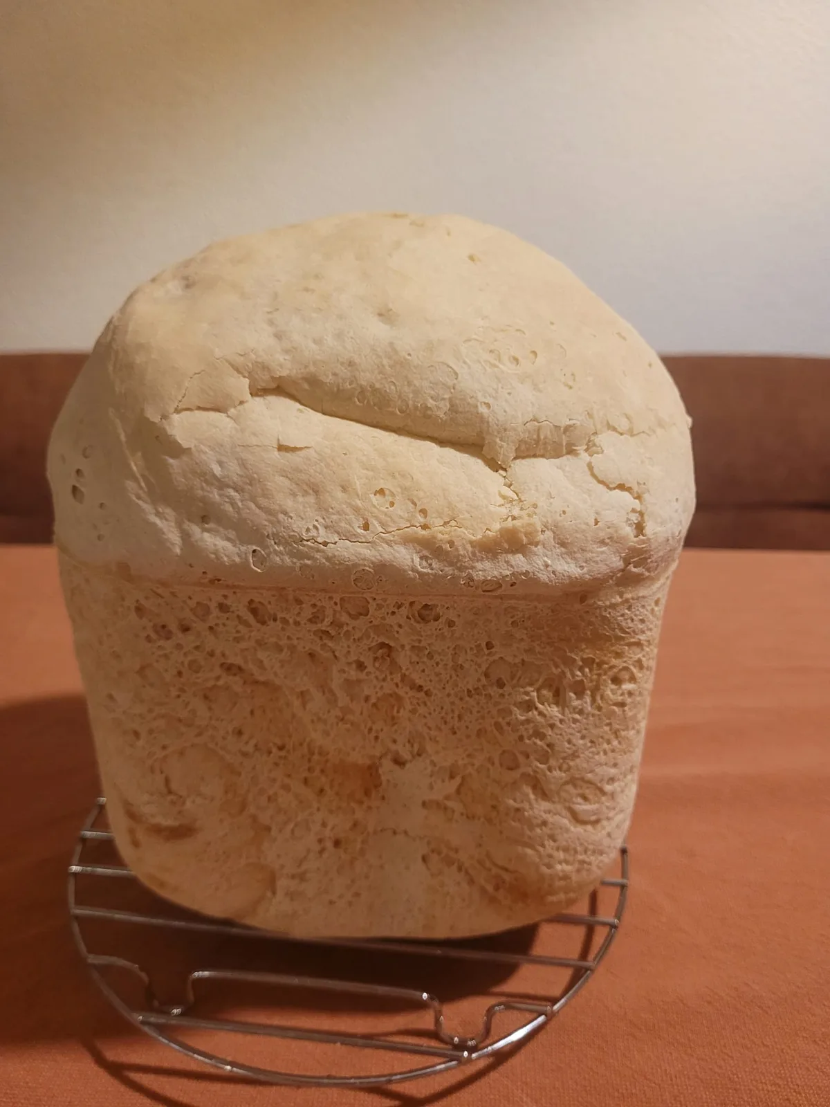 Glutenvrij brood uit de Fornello broodbakmachine op een afkoelrooster