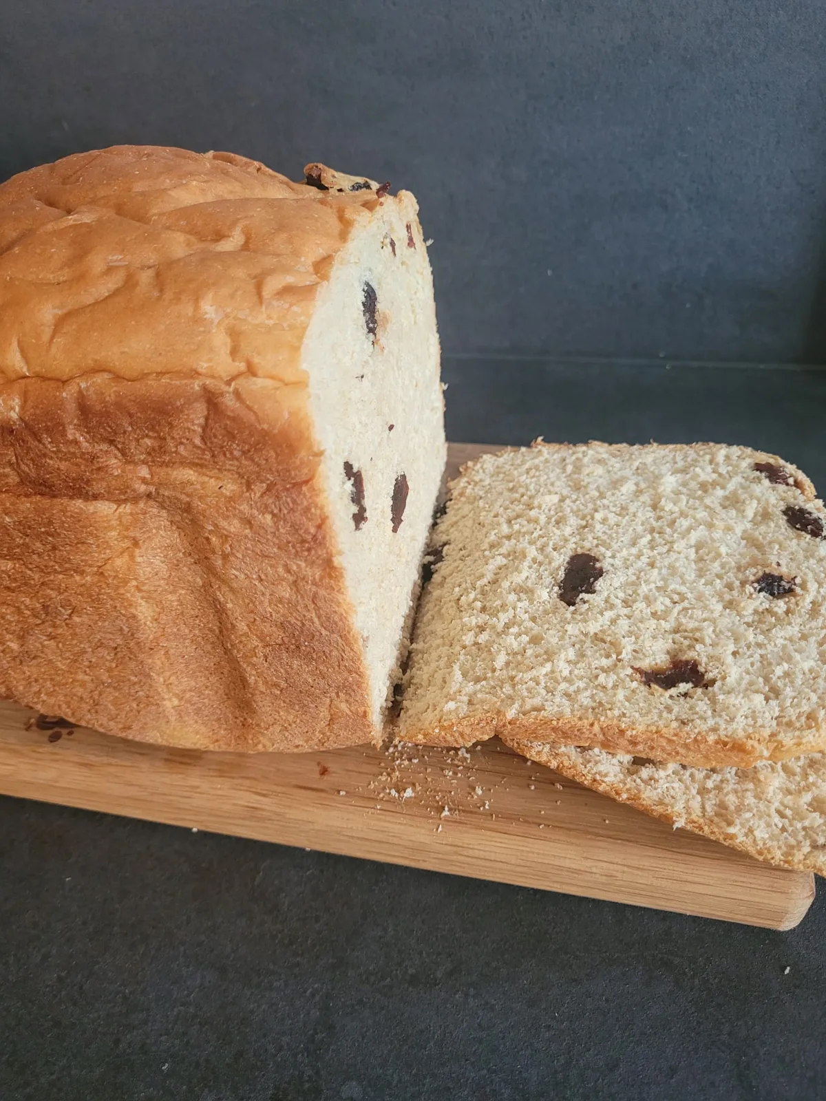 Aangesneden rozijnenbrood met gelijkmatig verdeelde rozijnen
