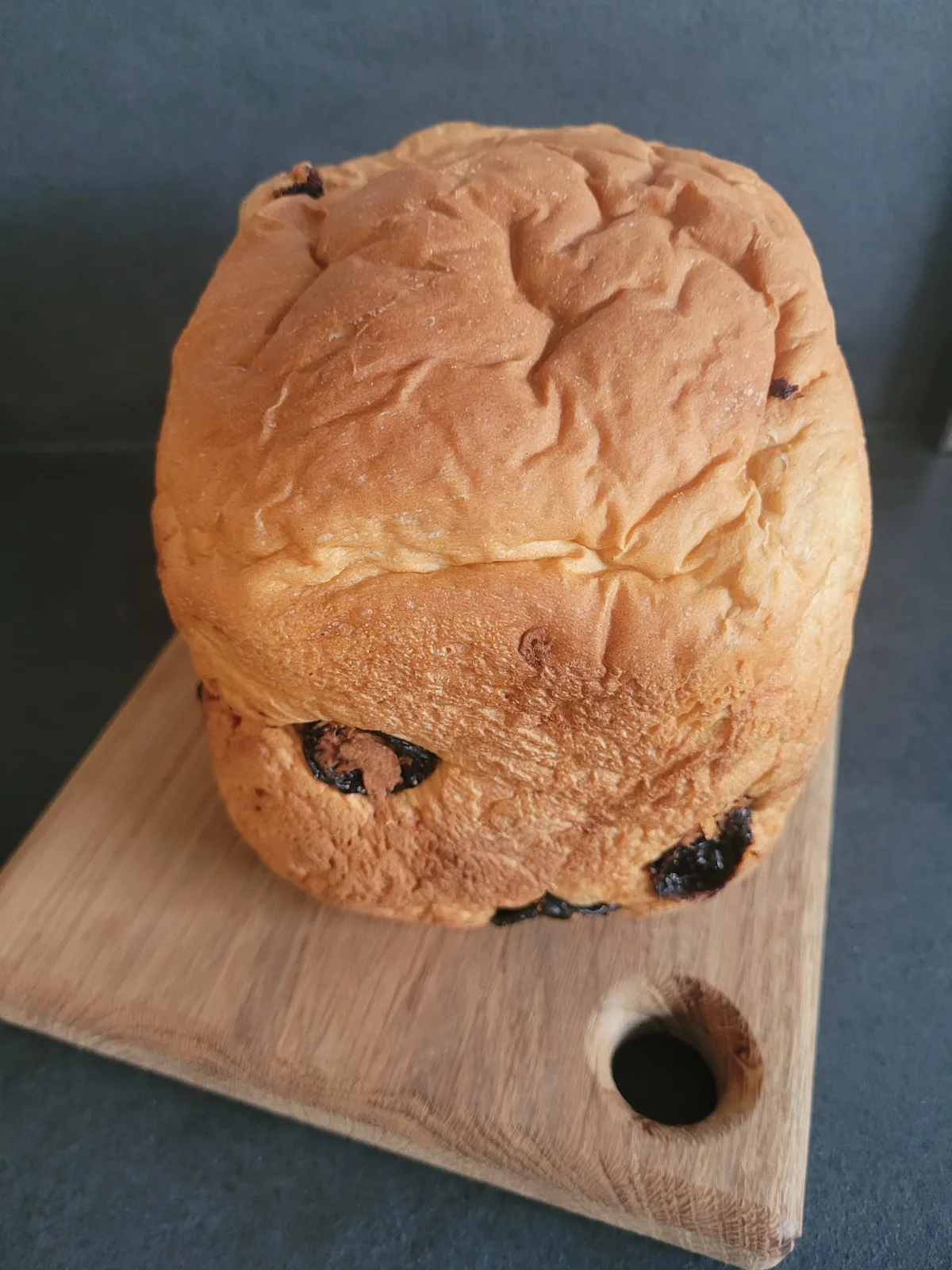 Rozijnenbrood uit de Fornello broodbakmachine op een houten snijplank