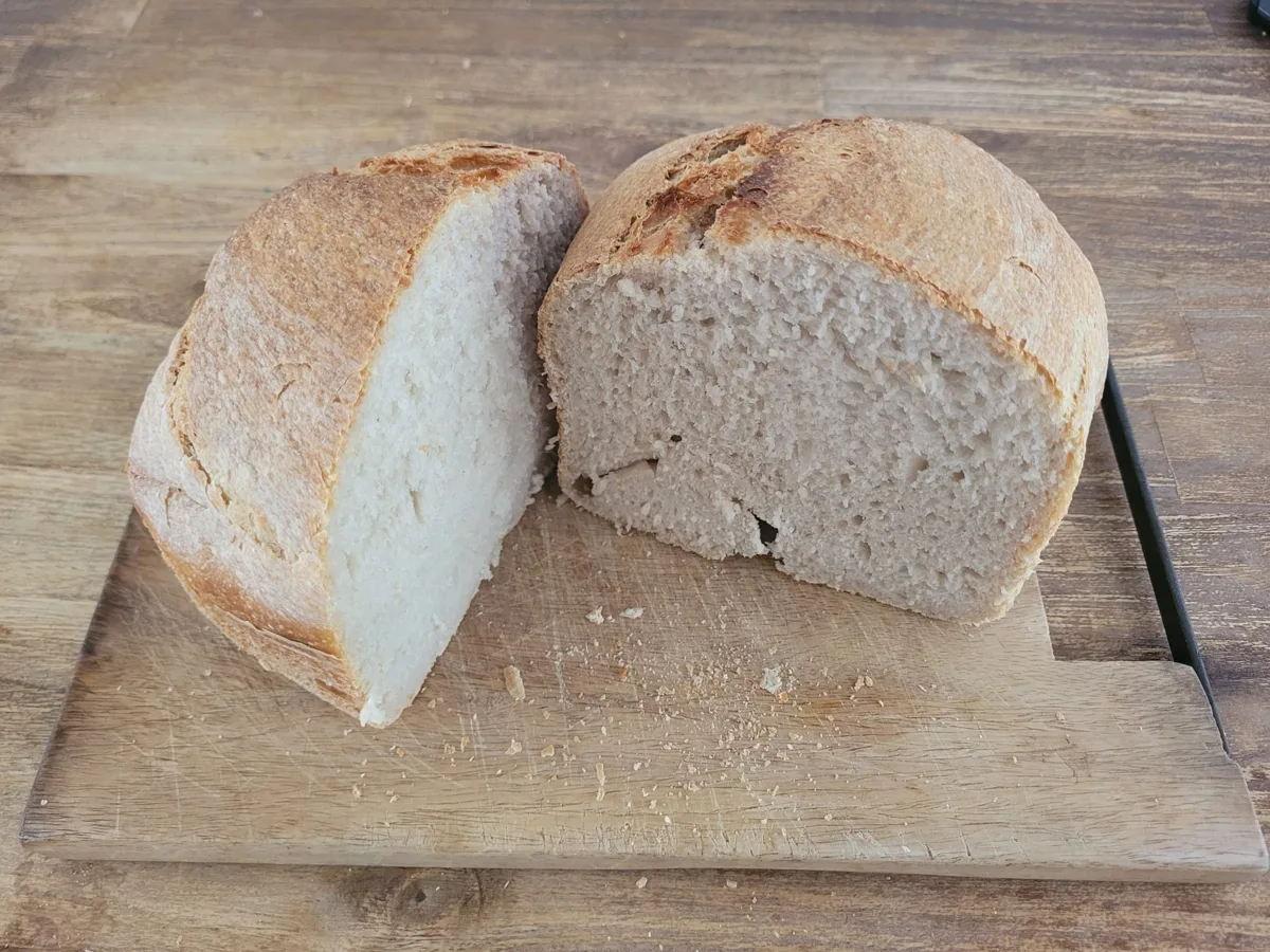 Doorgesneden zuurdesembrood uit de Fornello broodbakmachine met een luchtige kruim