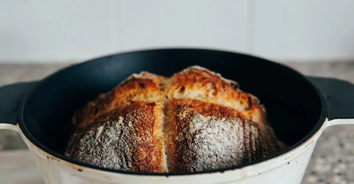Brood bakken in een gietijzeren pan